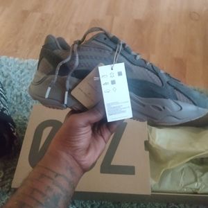 Yeezy 700 mauve